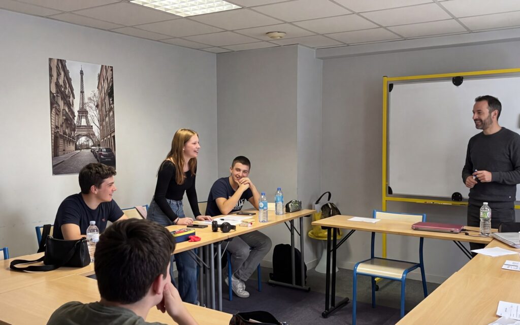 Adolescenti durante un corso di francese all'Alliance Française di Salerno, una studentessa parla e l'insegnante ascolta