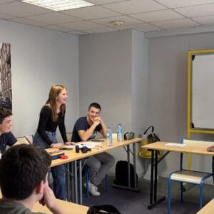 Adolescenti durante un corso di francese all'Alliance Française di Salerno, una studentessa parla e l'insegnante ascolta