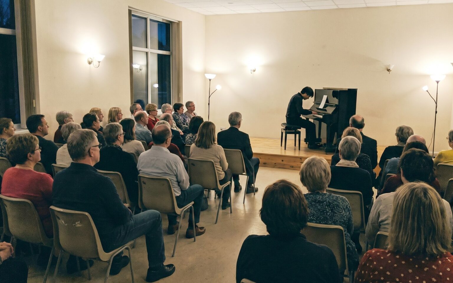 Recital di pianoforte nella sala dell'Alliance Française di Salerno, il pubblico ascolta seduto