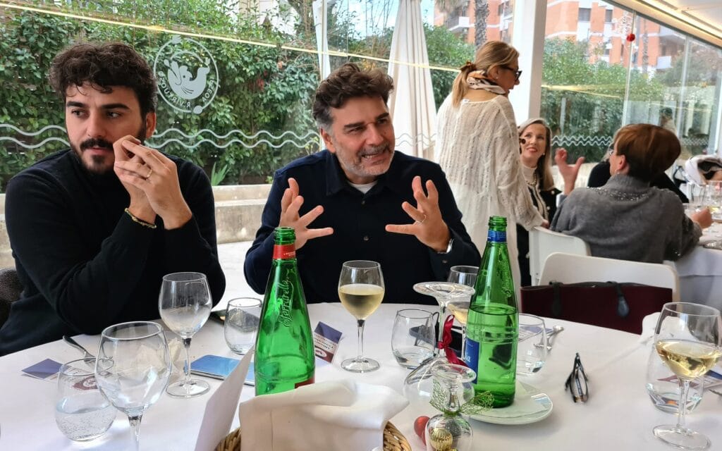 Due soci in conversazione durante il pranzo dell'Alliance Française di Salerno
