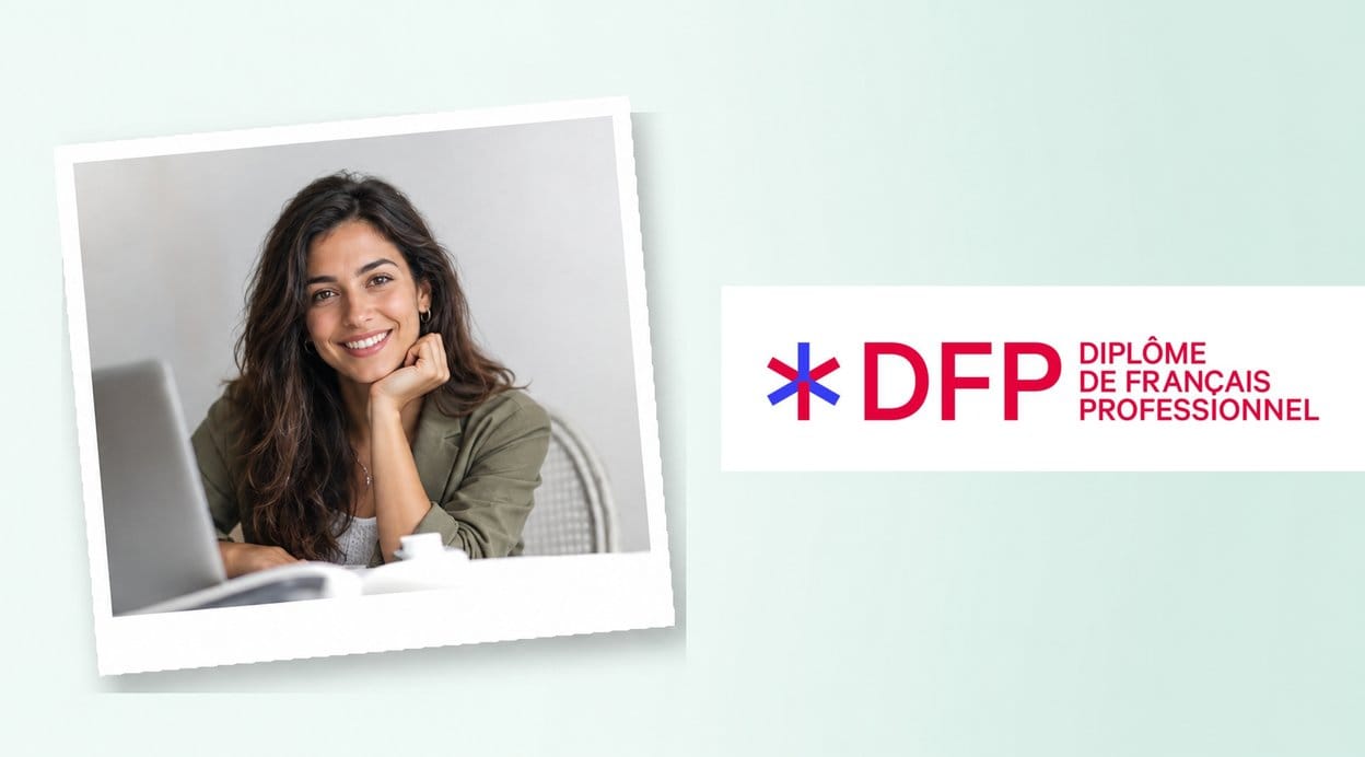 Giovane professionista sorridente al computer accanto al logo DFP, Diplôme de français professionnel, esame all'Alliance Française di Salerno